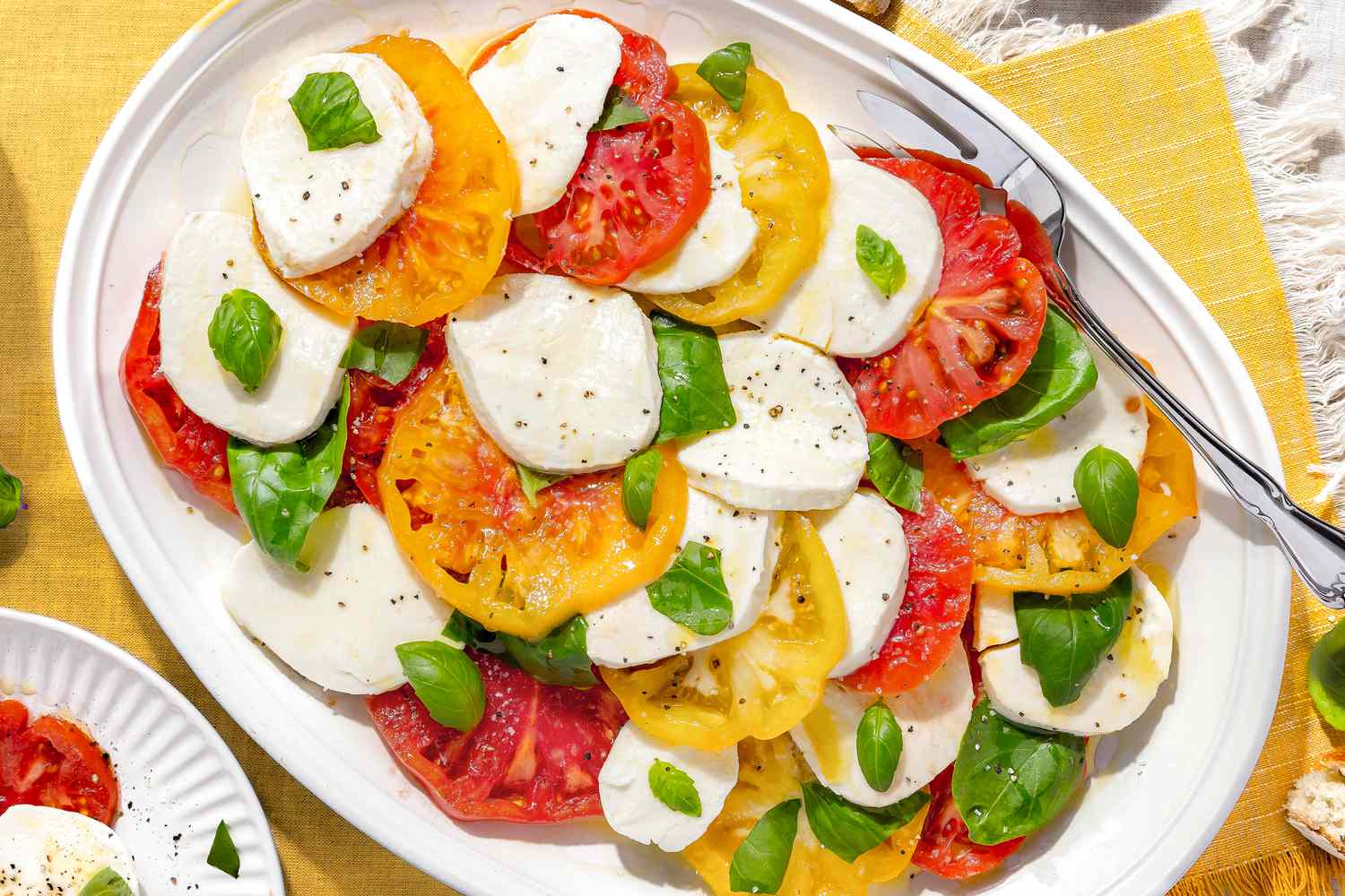 Plateau de Salade Caprese avec Tomates, Basilic et Mozzarella