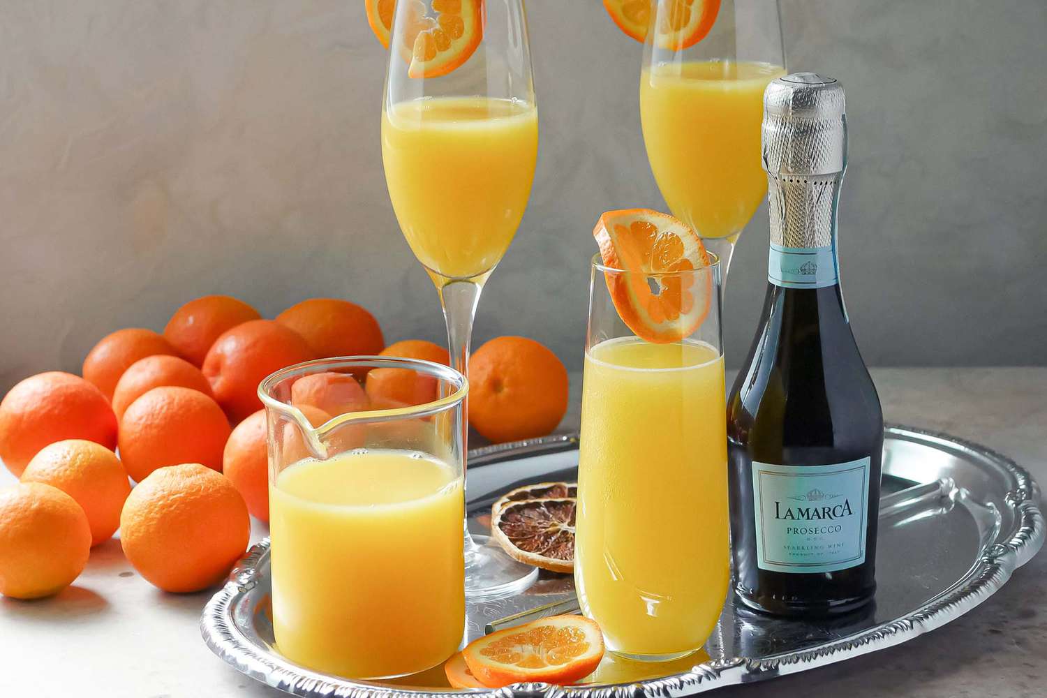 Cocktail Mimosa avec Prosecco, jus d'orange et tranches d'orange