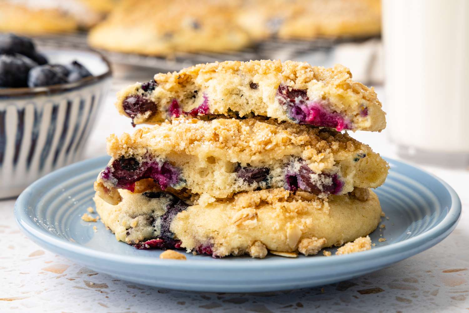 Empilement de Sommet de Muffins aux Myrtilles sur une Assiette avec les Deux Premiers Muffins Déchirés en Deux