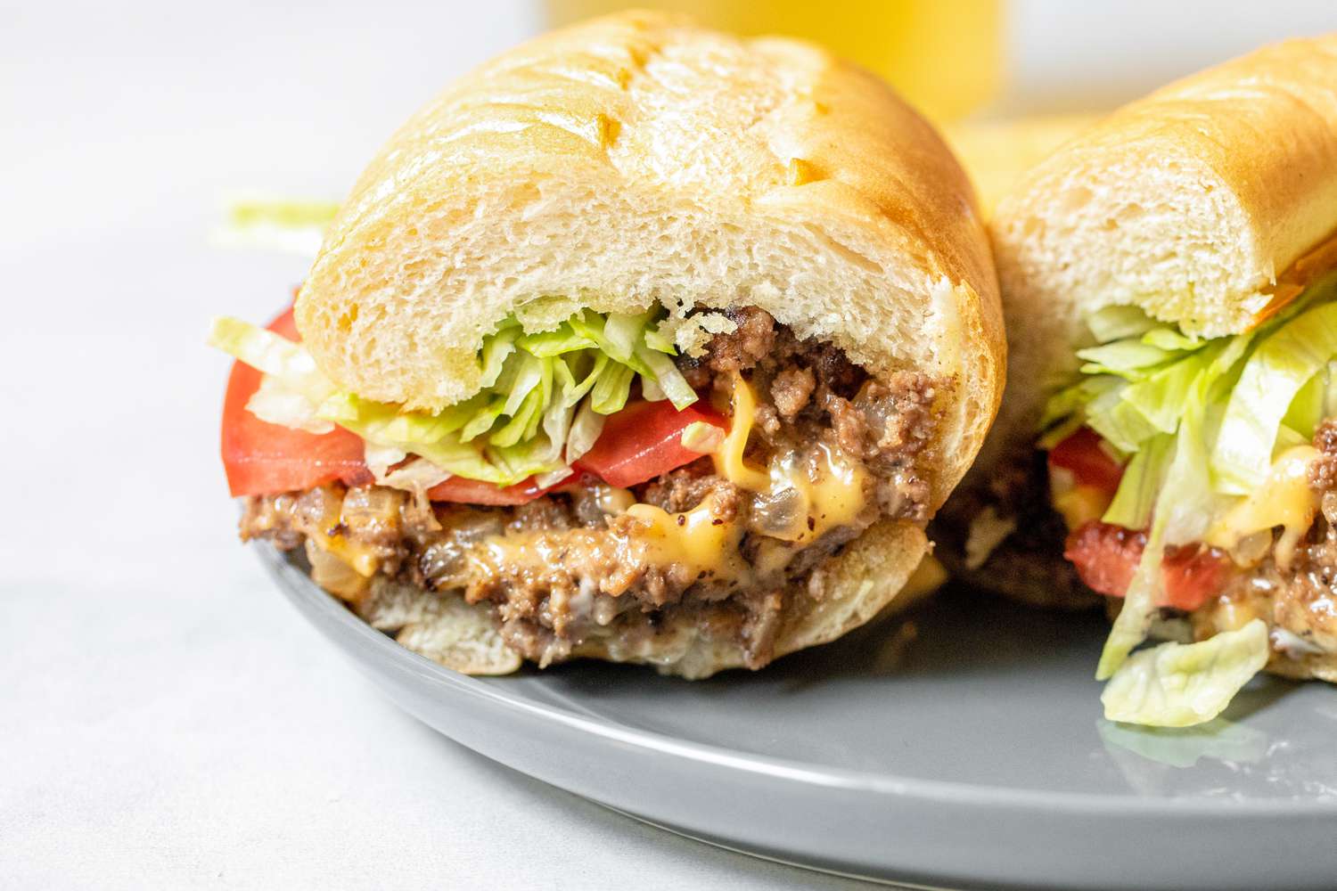 Deux moitiés de sandwich au fromage haché sur une assiette