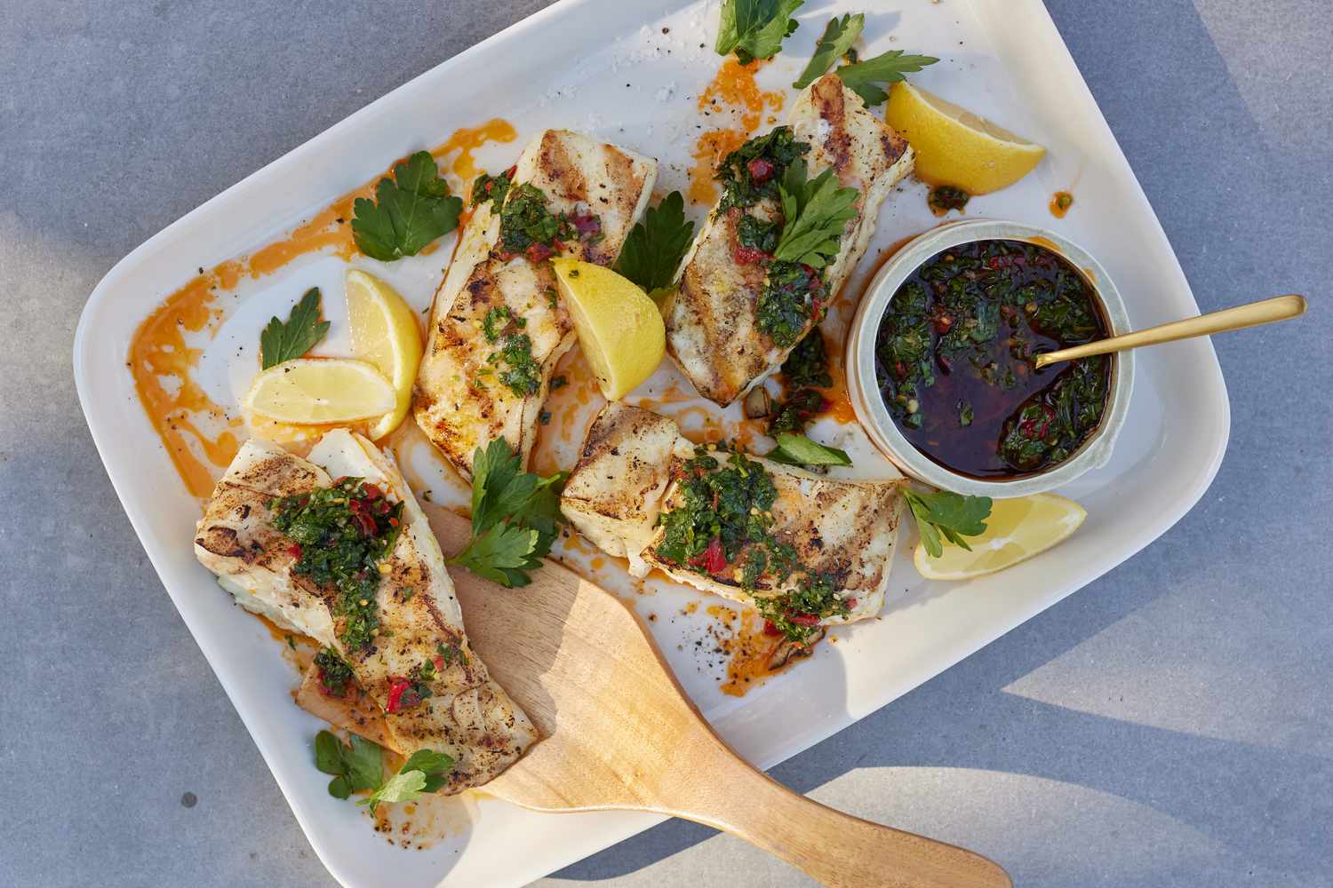 Assiette de Flétan Grillé avec Gremolata aux Piments Calabrais avec des Ustensiles sur une Table