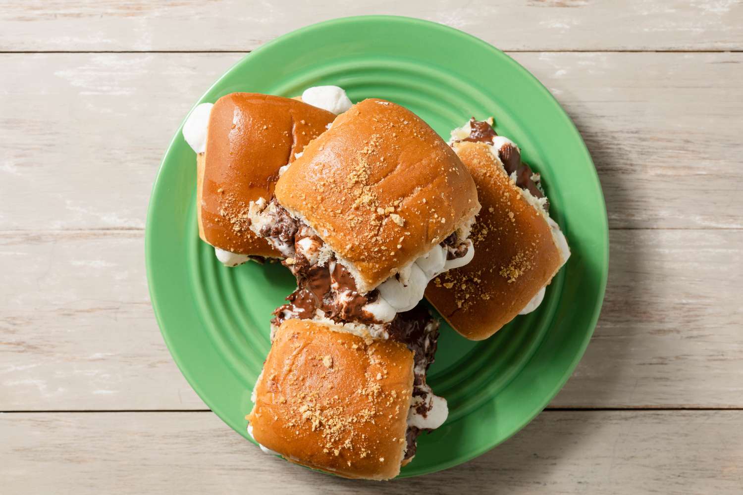 Une assiette avec une petite pile de sliders s’mores