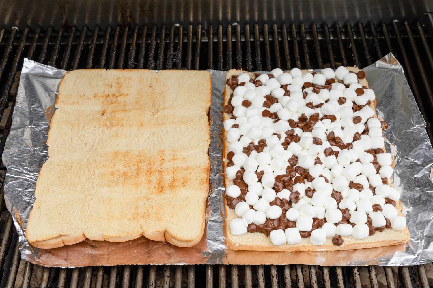 Les deux moitiés grillées et le chocolat et les guimauves fondus (toujours sur du papier aluminium sur le grill)