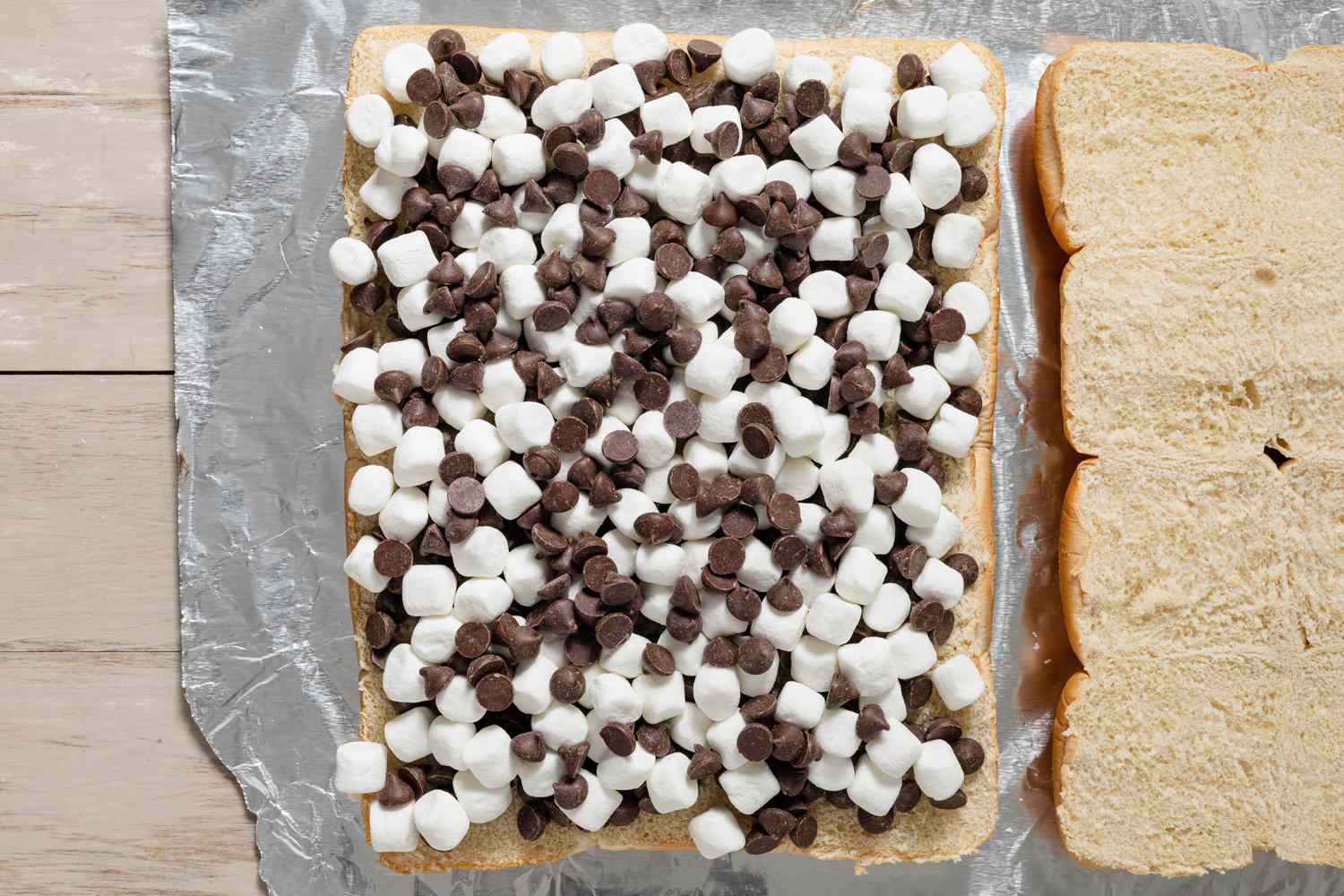 Une autre couche de pépites de chocolat ajoutée sur les guimauves pour la recette de sliders s’mores grillés