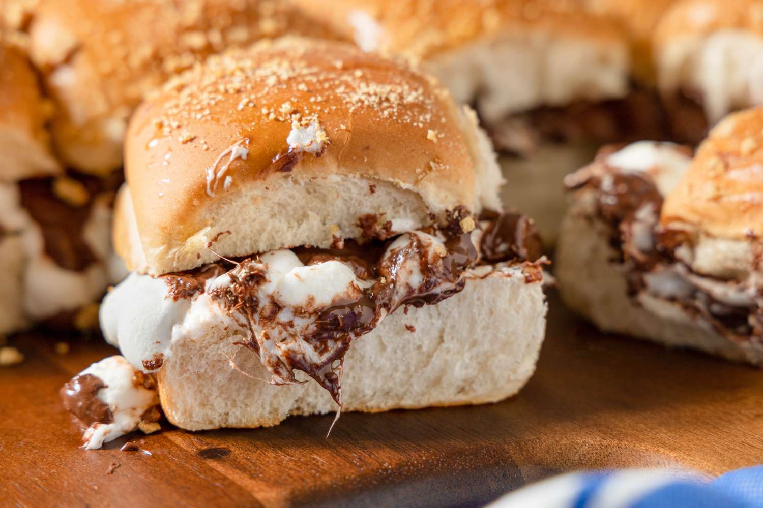 Vue Latérale d'un Mini-Burger S'mores Grillé sur un Plateau en Bois