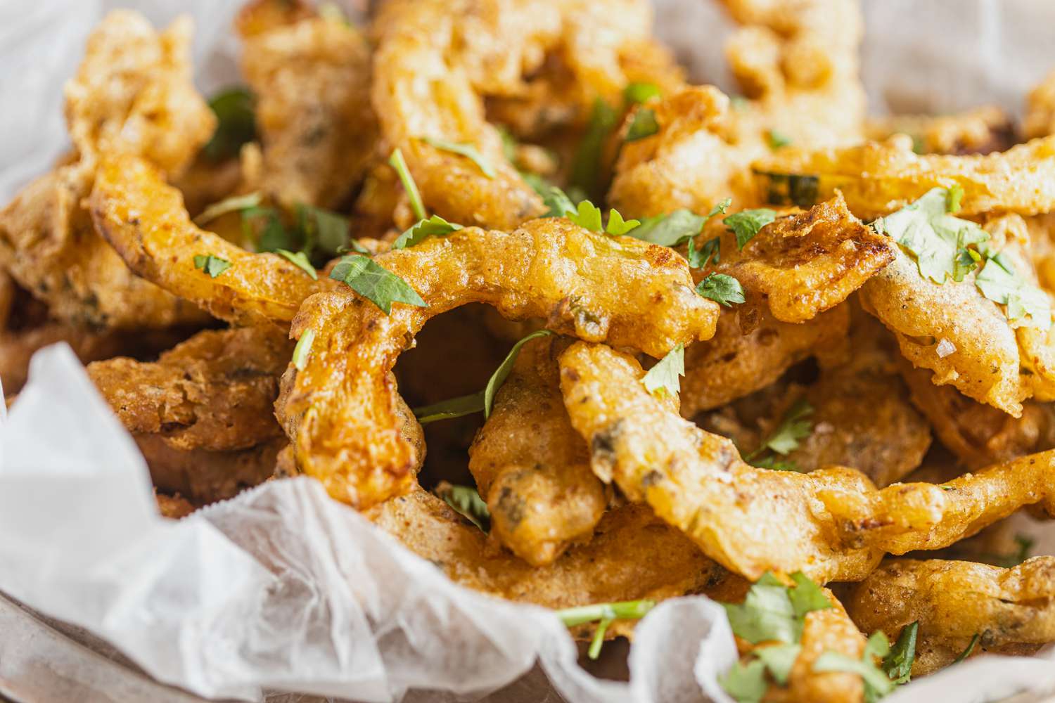 Plat de Pakoras de Courge Delicata Garnis avec de la Coriandre Hachée