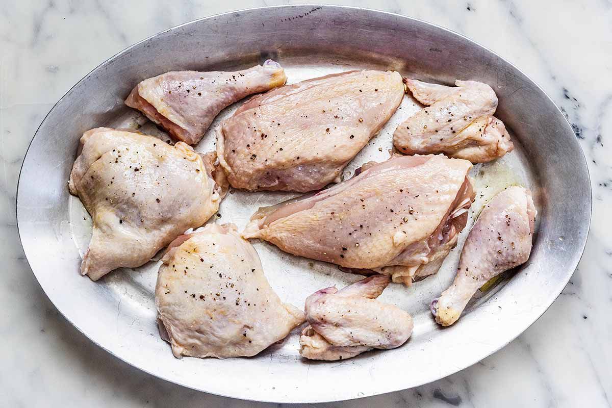 Morceaux de poulet rôti dans un plat de cuisson