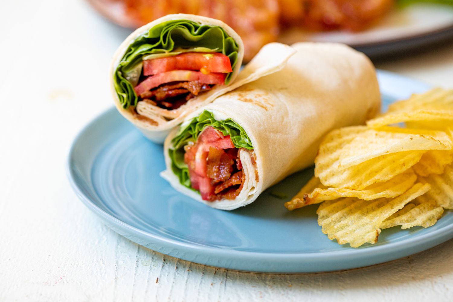 Wraps BLT sur une assiette avec des chips.