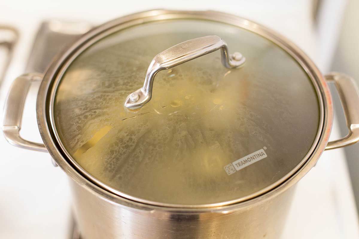 Boulettes de matzo bouillies dans une casserole avec un couvercle en verre au-dessus