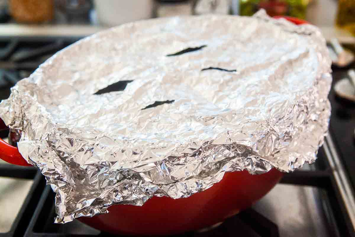 couvrir une cocotte avec du papier aluminium