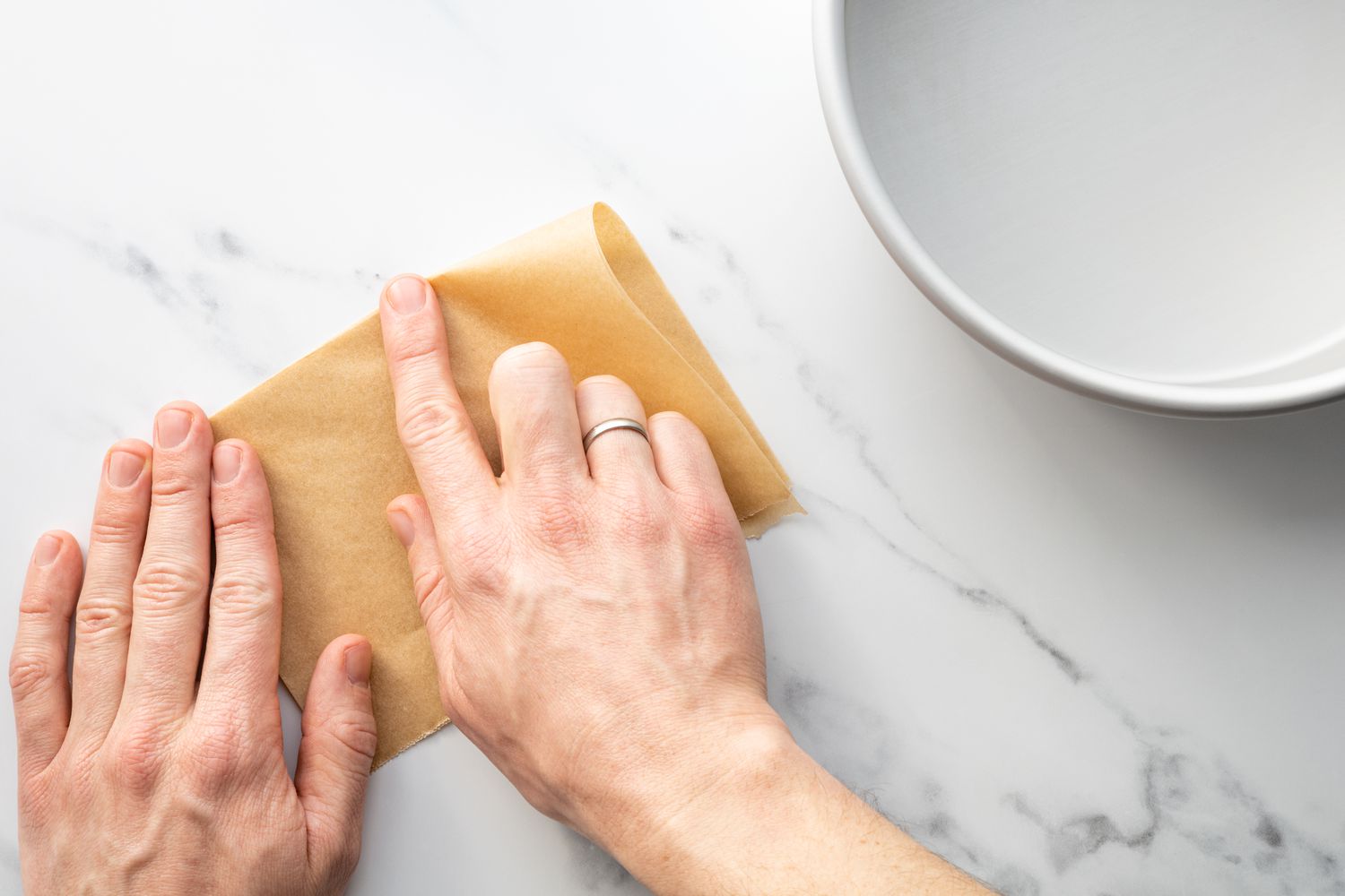 Comment chemiser un moule à gâteau avec du papier sulfurisé