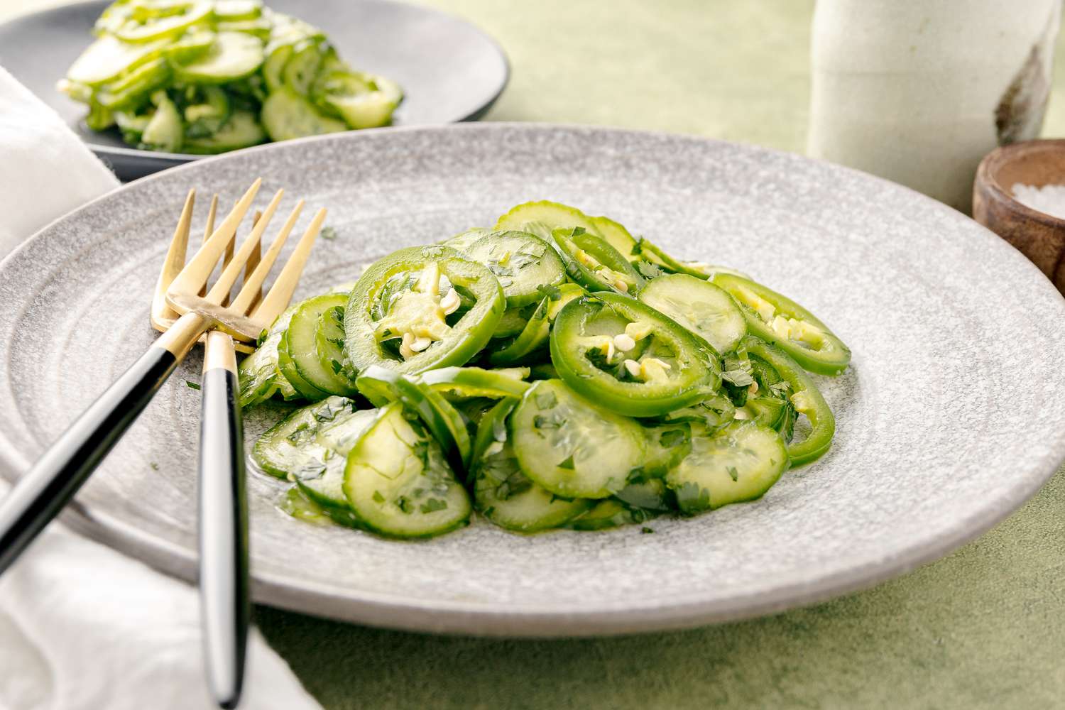 Salade épicée de concombre et de jalapeño avec des ustensiles