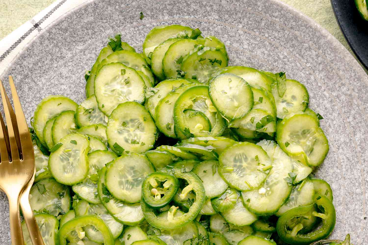 Salade épicée de concombre et de jalapeño