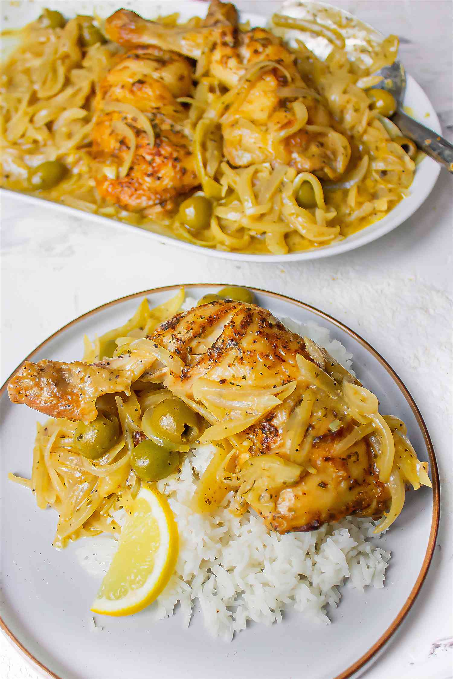 Poulet yassa avec riz blanc