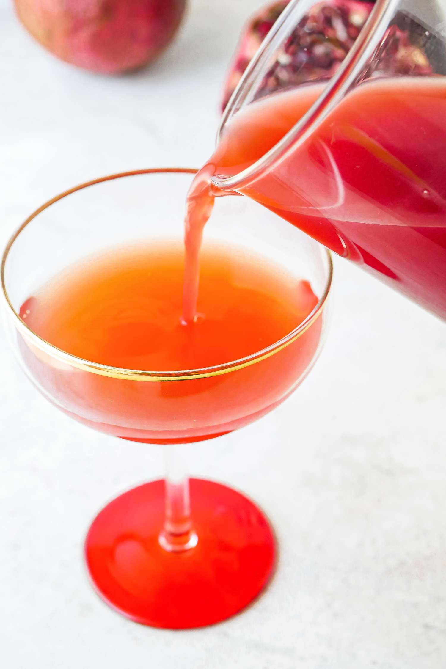 Verser le sirop de grenadine dans un verre à coupe.