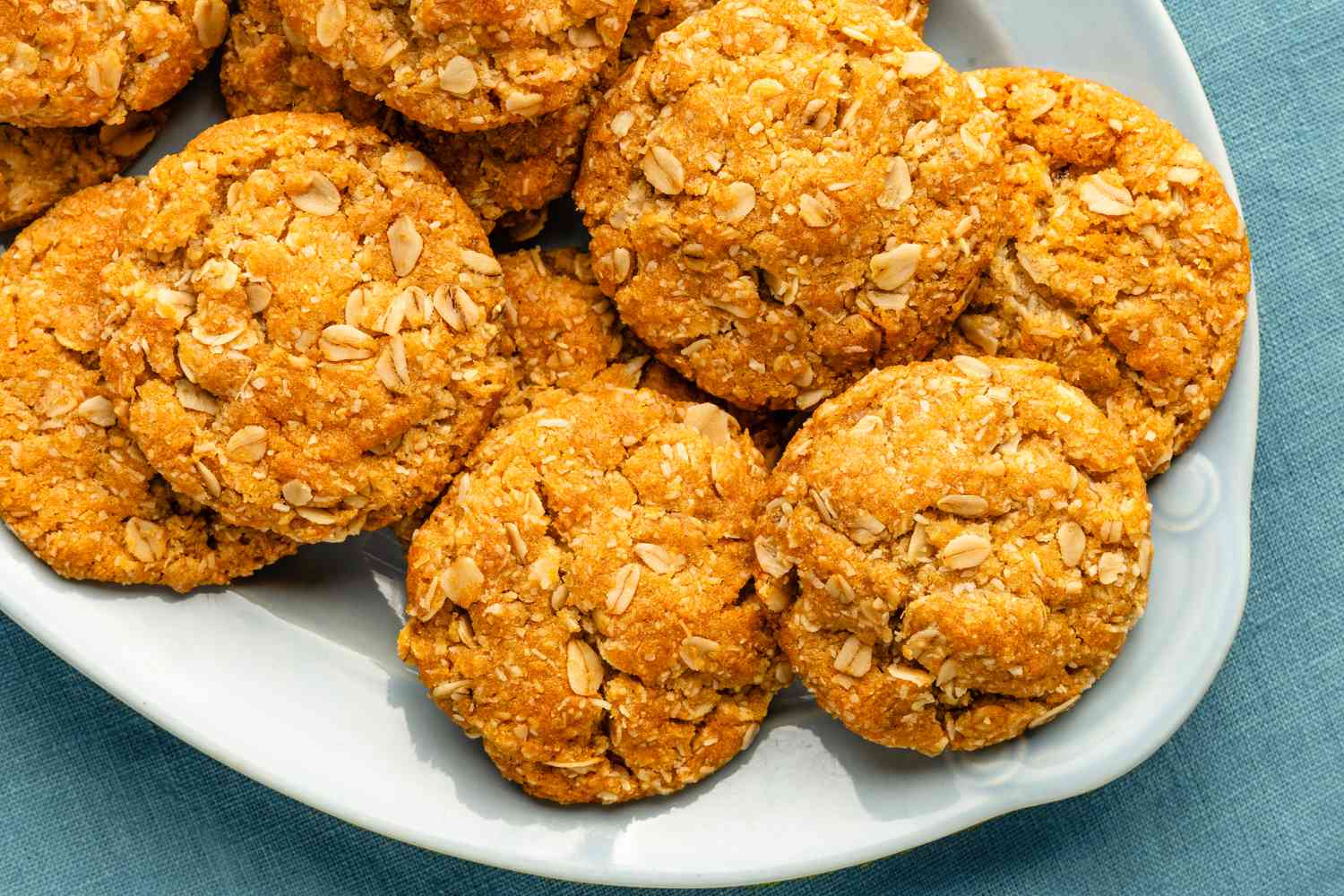 biscuits Anzac sur une assiette de service bleu clair