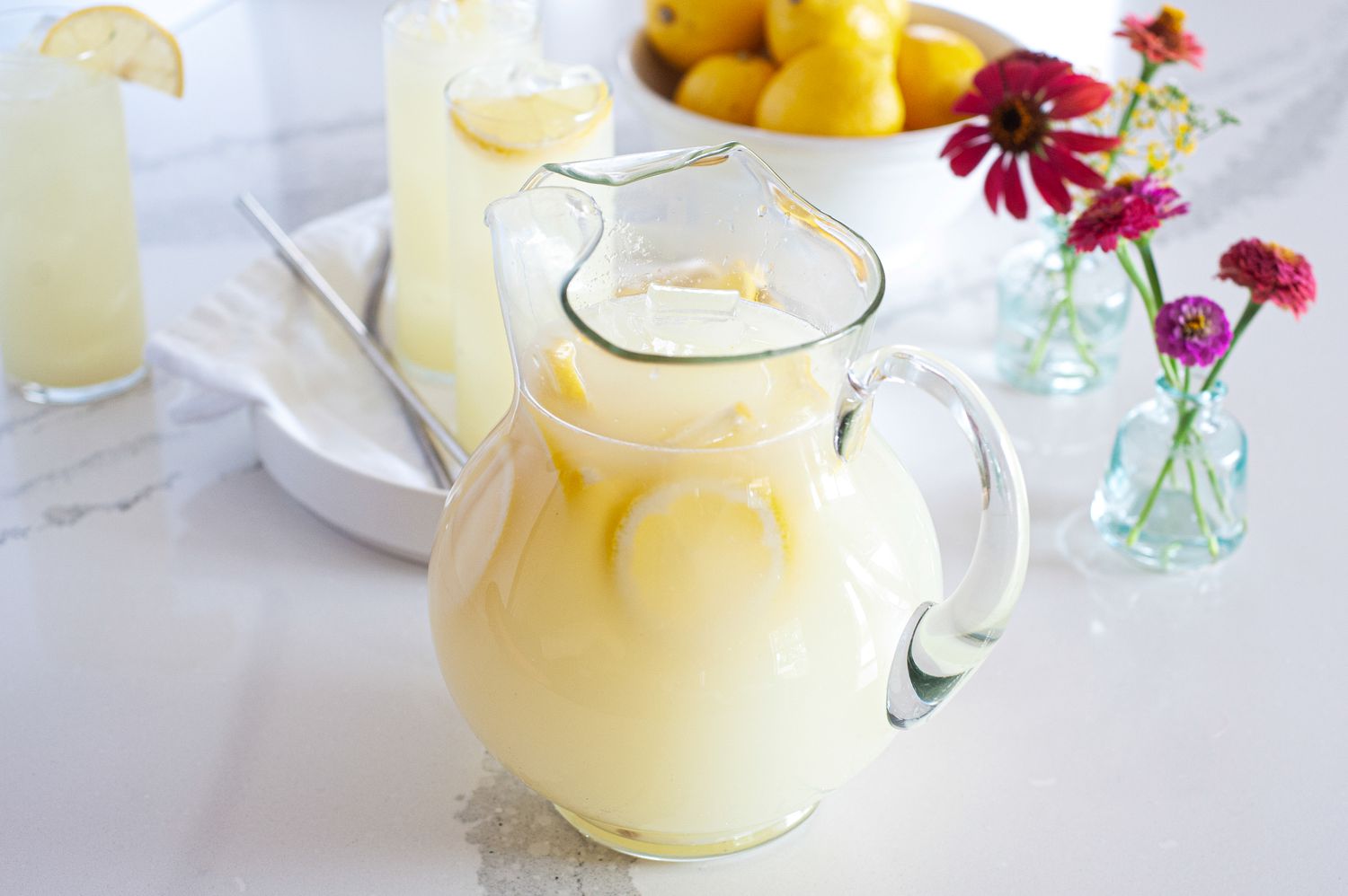 Un pichet de limonade au citron entier.