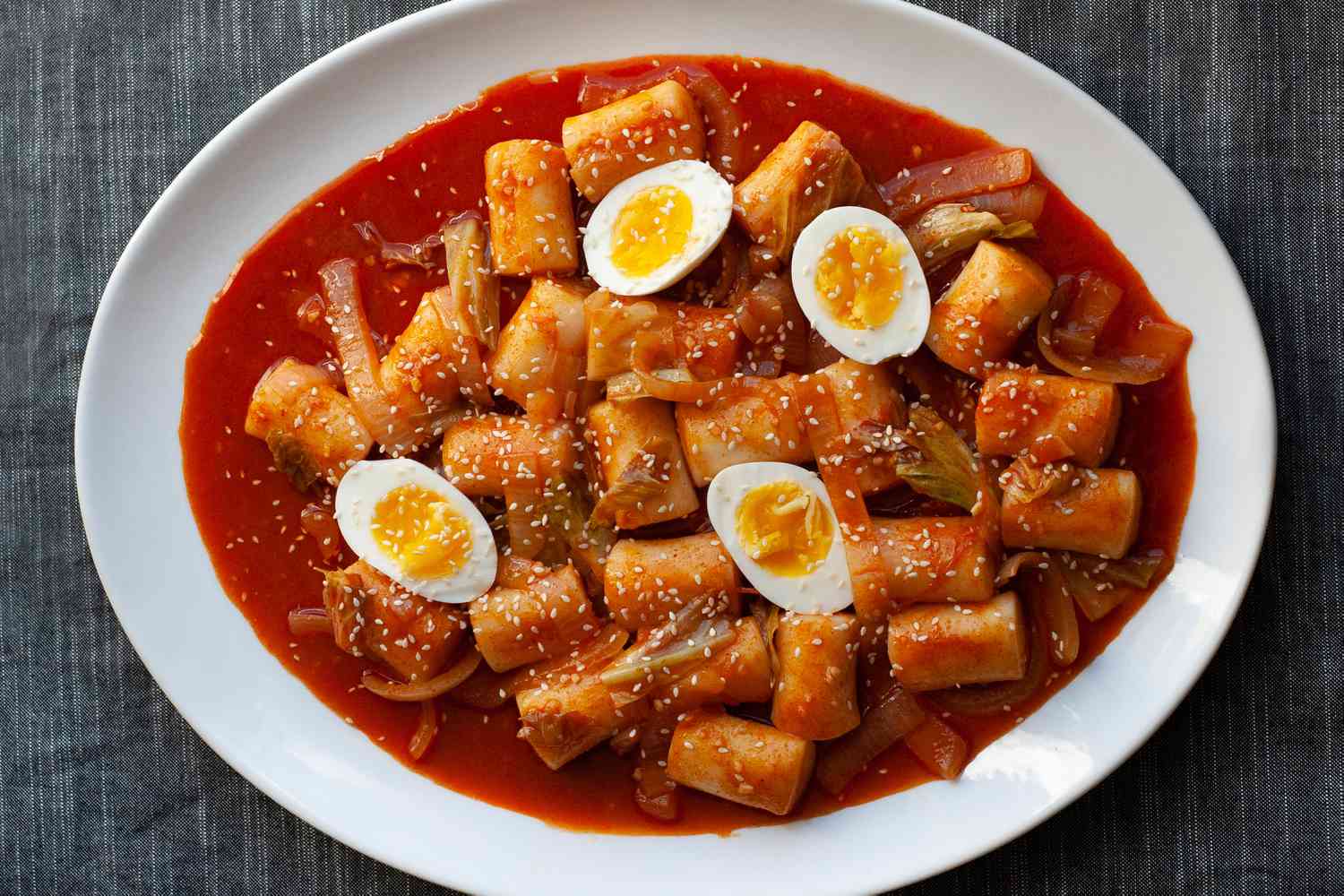 Tteokbokki sur un plateau blanc.