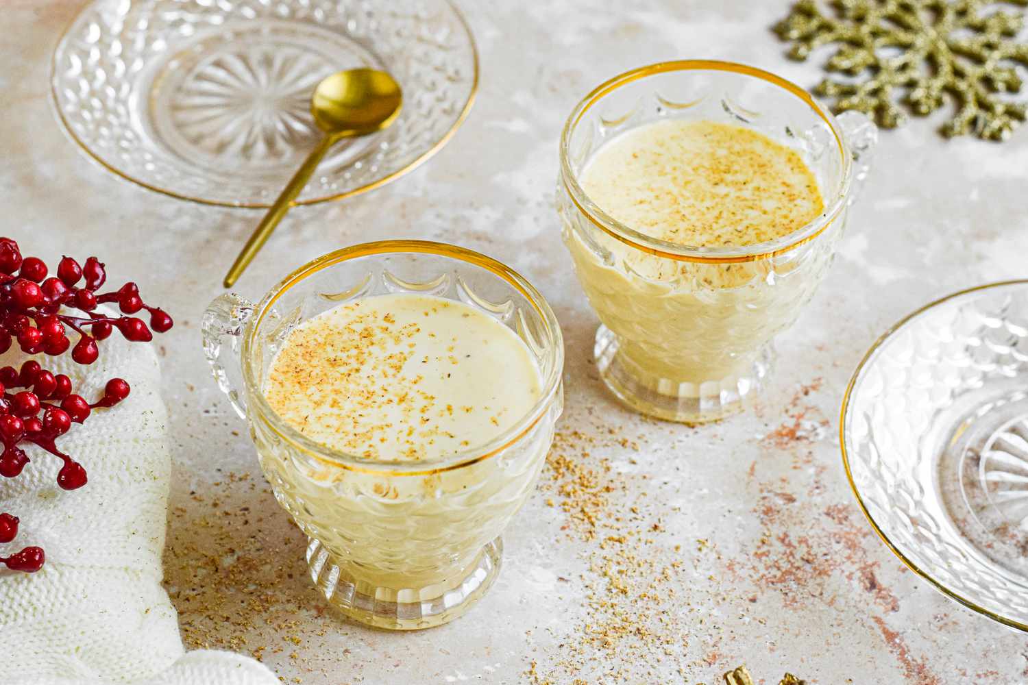 Deux verres dorés de cocktail eggnog.