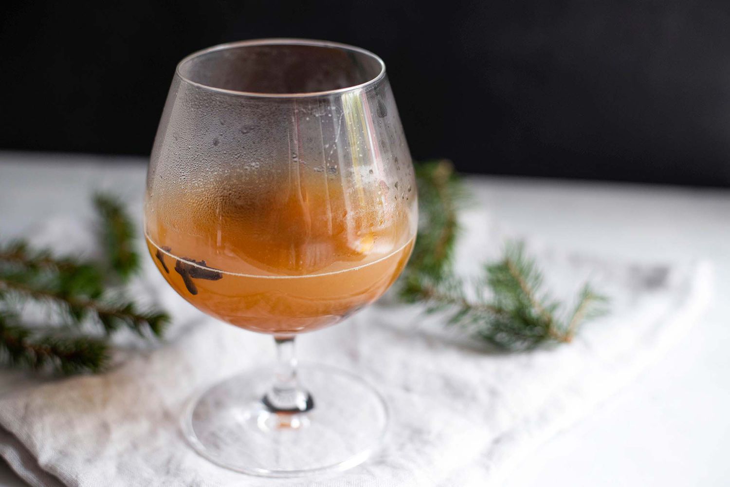 hot toddy de cidre de pomme dans un verre à vin