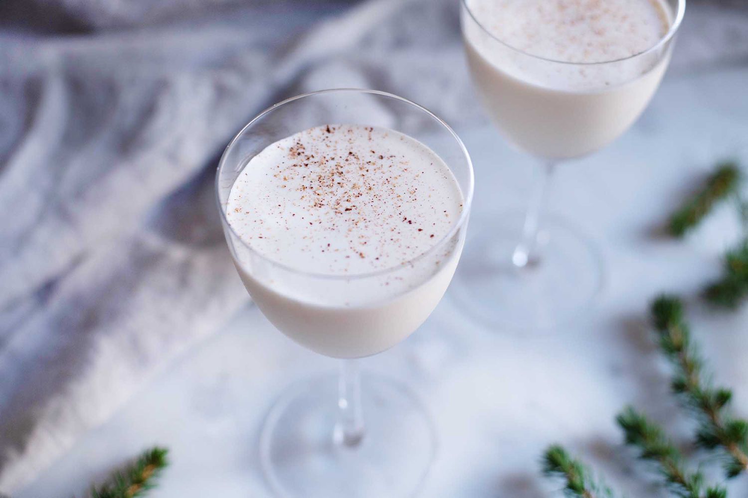 deux verres de cocktail brandy alexander avec une pincée de muscade