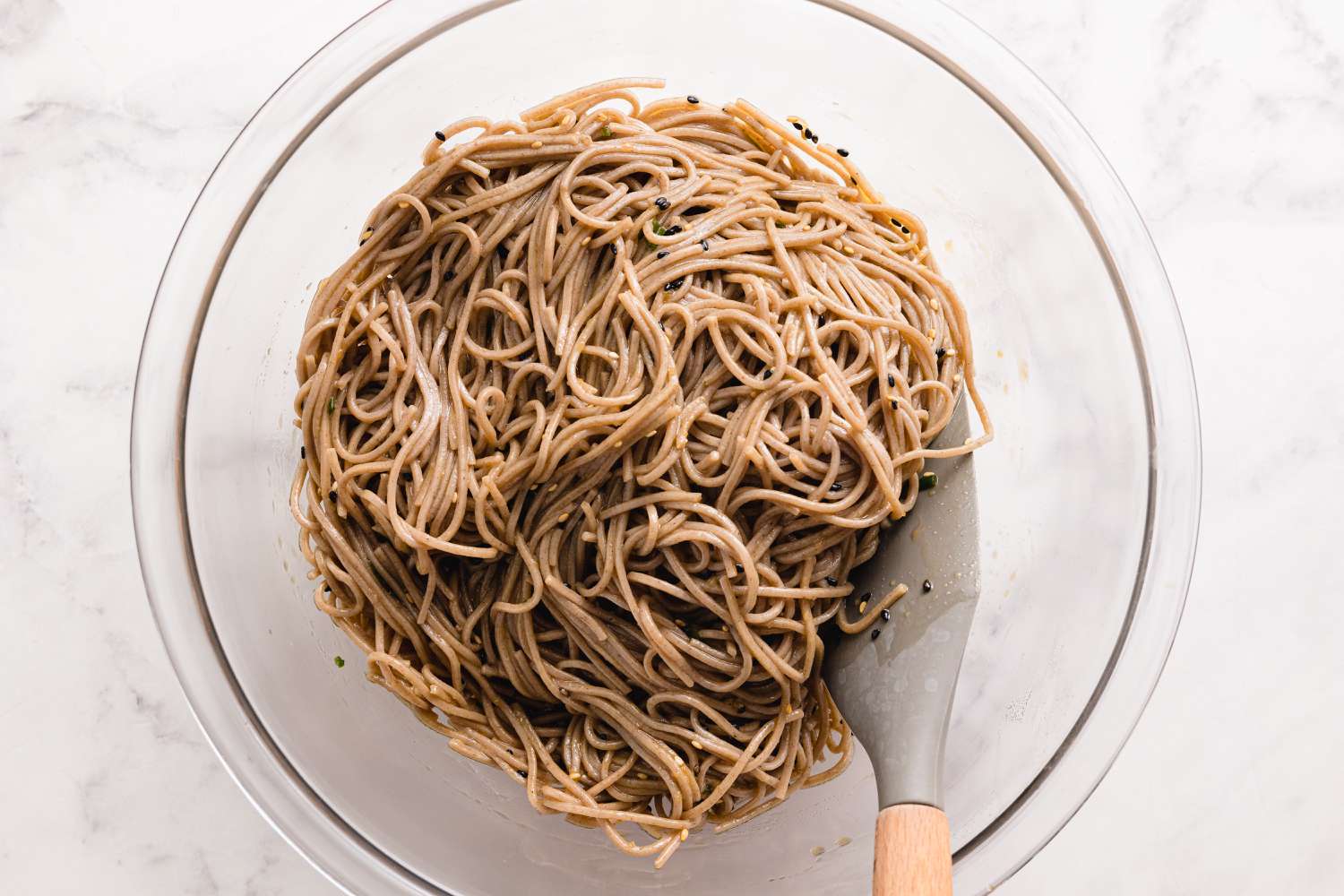 Nouilles soba au sésame dans un bol avec une spatule