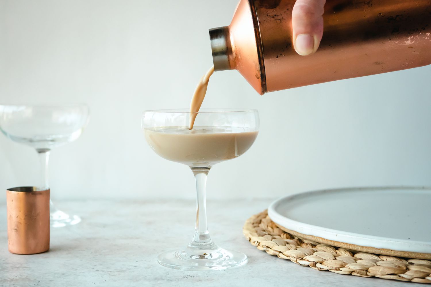 Versement d'un cocktail Mudslide dans un verre à pied.