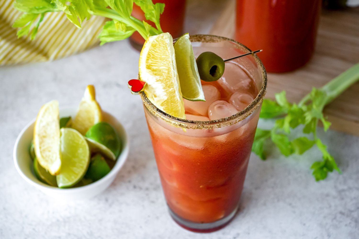 Mélange de Bloody Mary fait maison servi dans un grand verre.