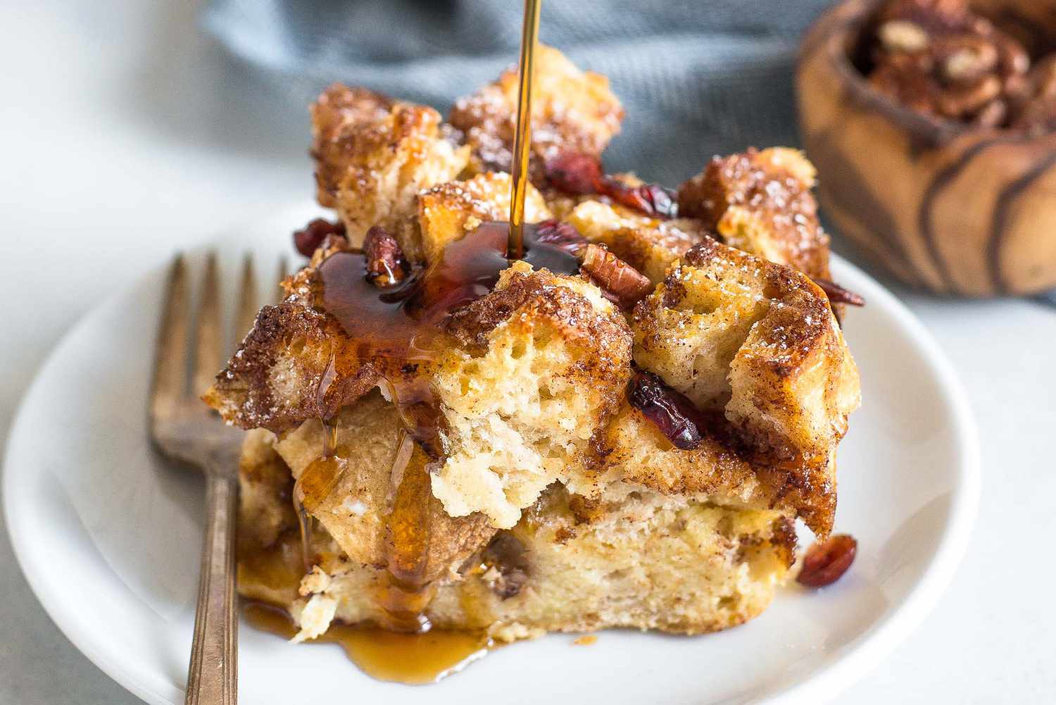 Sirop Versé sur un Carré de Casserole de Pain Perdu Facile