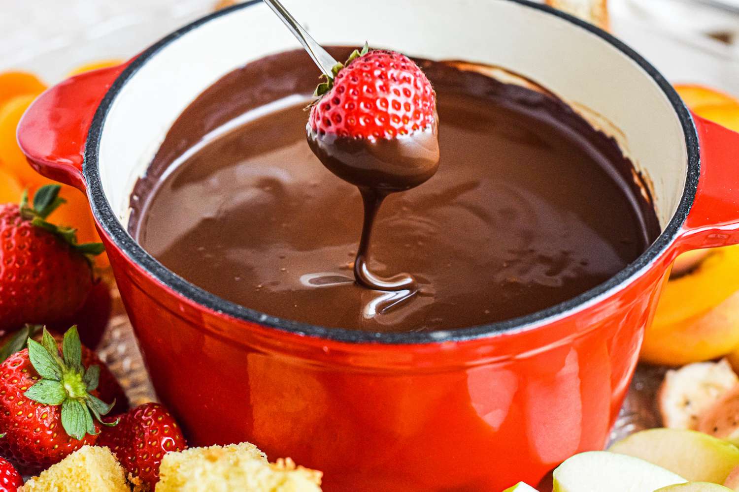 Trempage de nourriture dans du chocolat à la fondue.