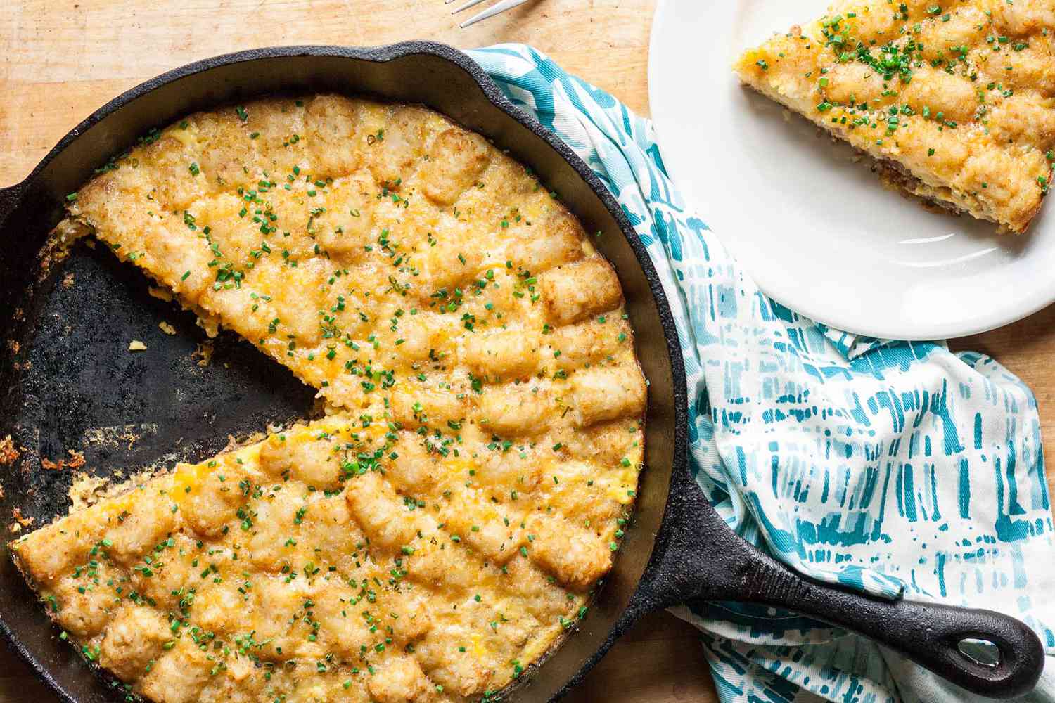 Casserole de Petit Déjeuner avec Tater Tot dans une Poêle en Fonte