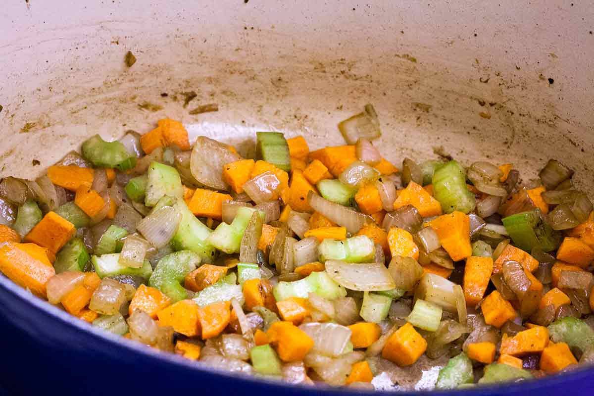 Oignons, carottes et céleri sautés dans une cocotte