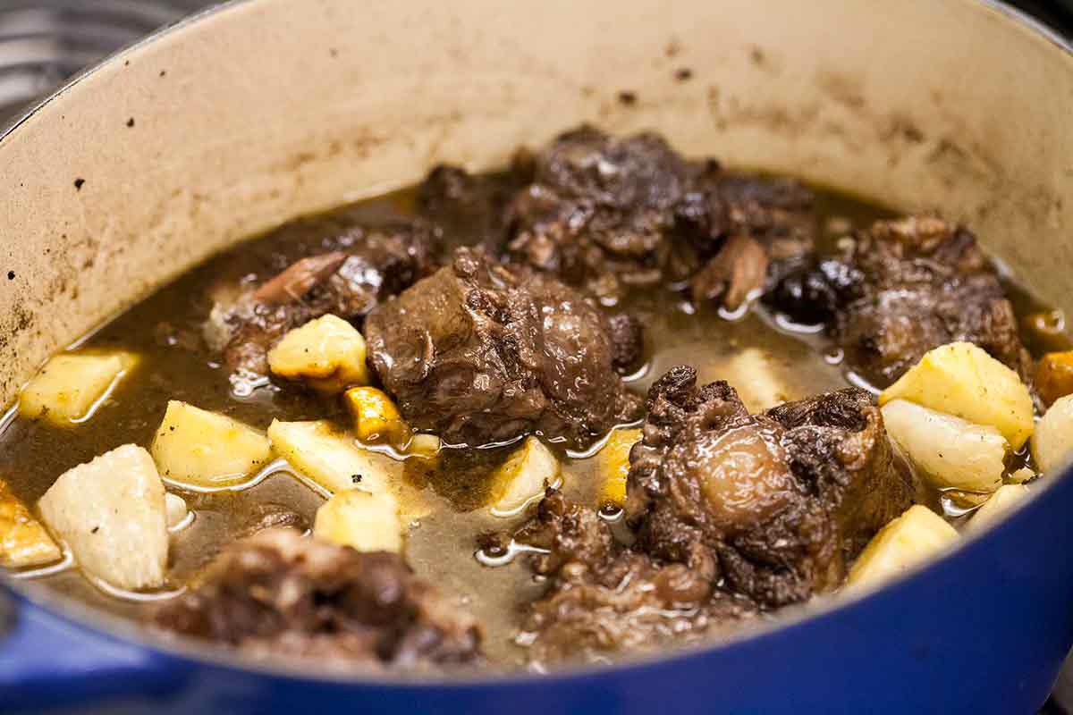 Légumes cuisant avec des queues de bœuf dans une casserole