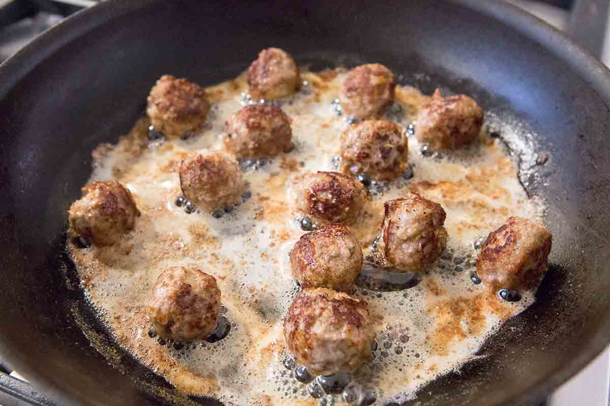 Boulettes de viande suédoises en train de brunir dans une poêle