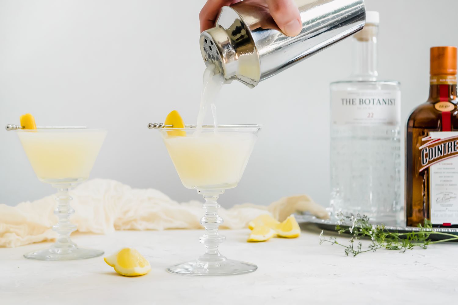 Le cocktail White Lady filtré et versé dans un verre