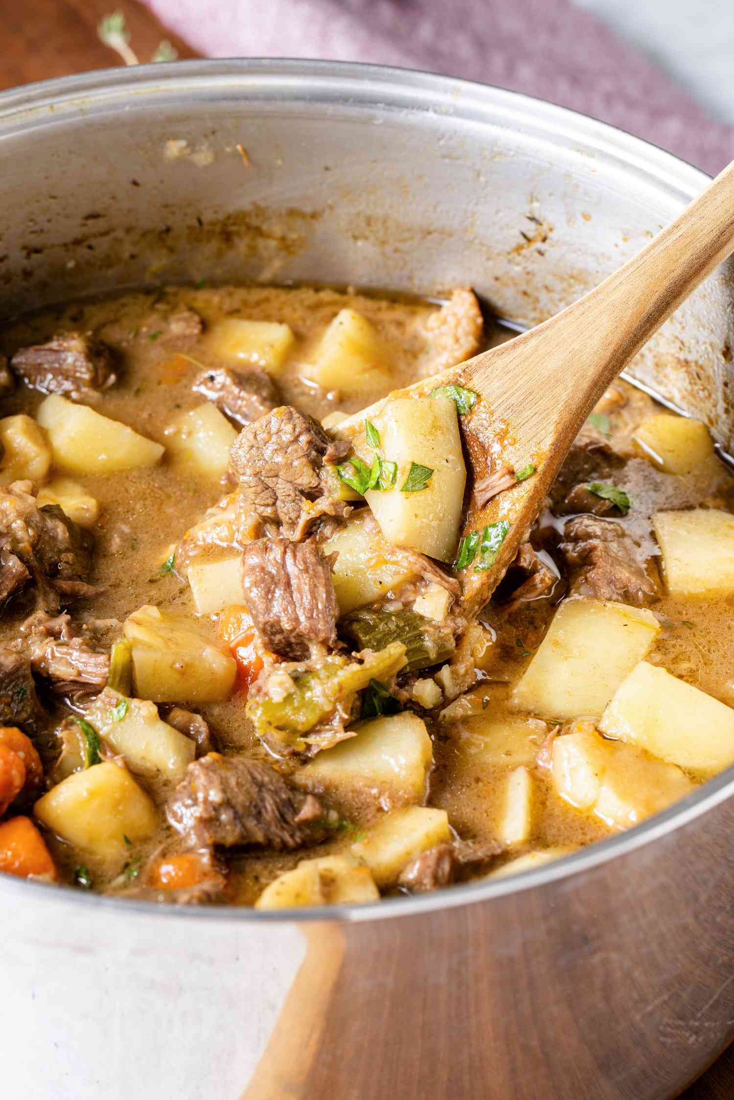 Pot de ragoût de bœuf facile avec un peu prélevé sur une cuillère en bois