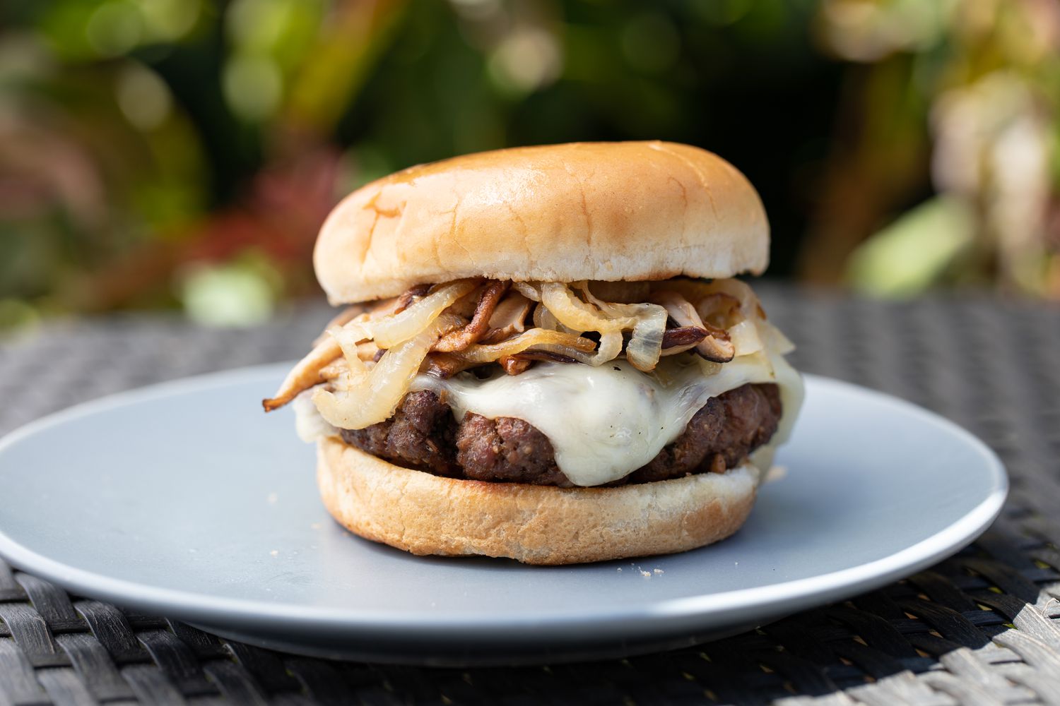 Vue Latérale d'un Burger de Champignon Suisse sur une Assiette à l'Extérieur.