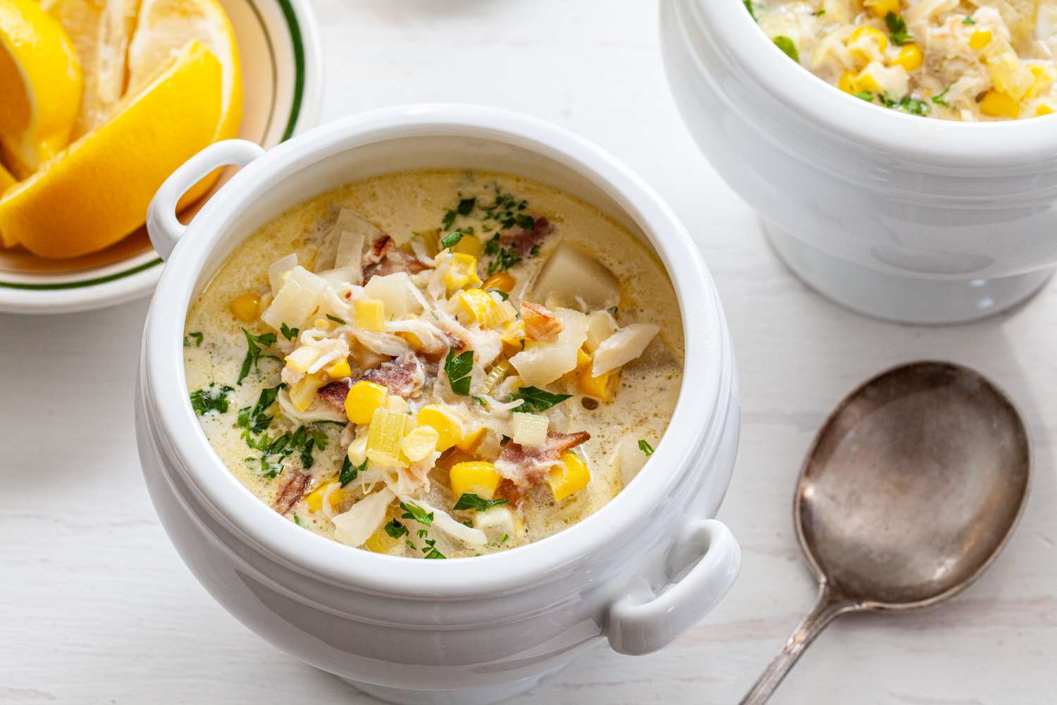 Chowder de maïs et de crabe dans un bol avec des poignées