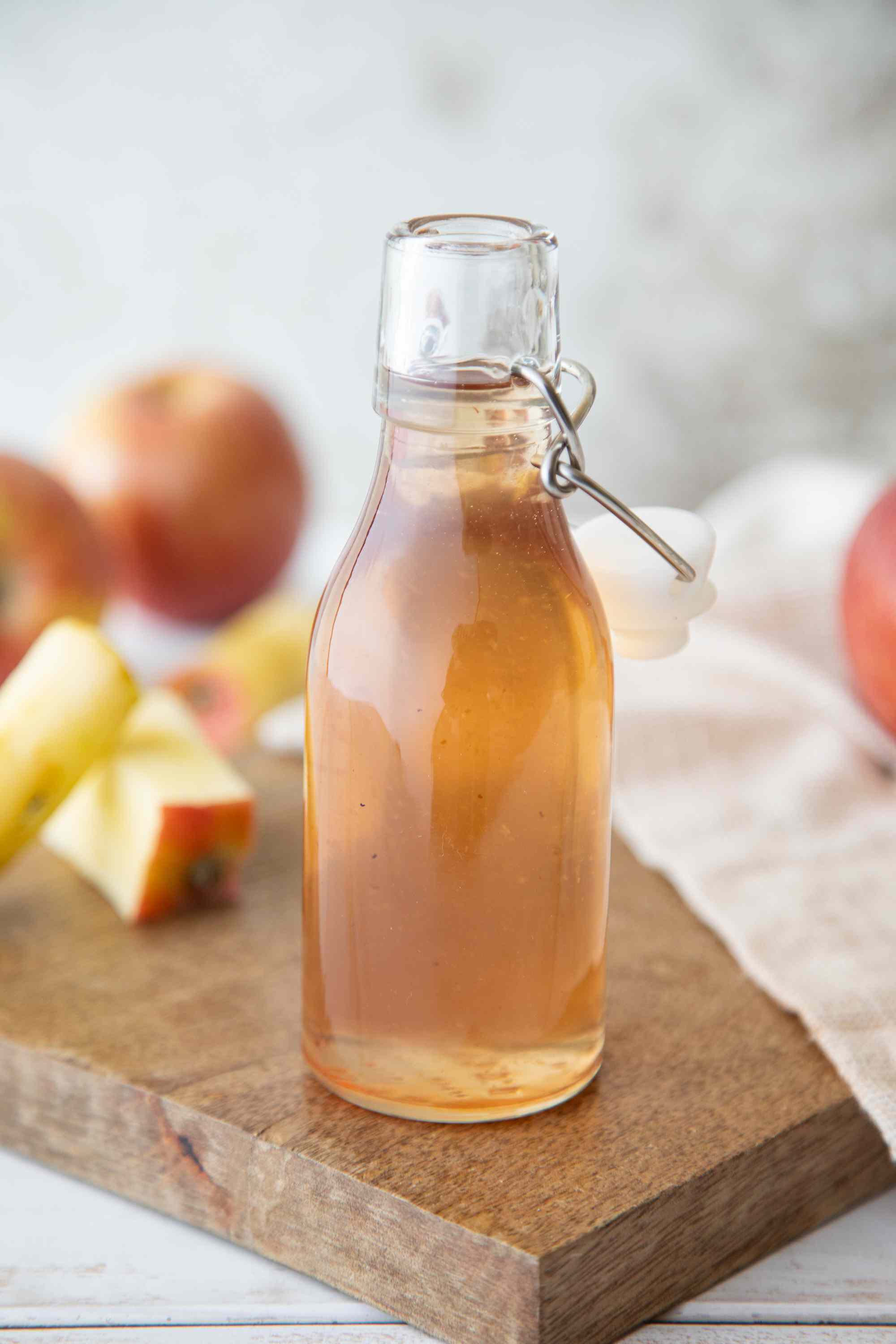 Sirop de pépins de pomme épicé dans une bouteille à bouchon swing