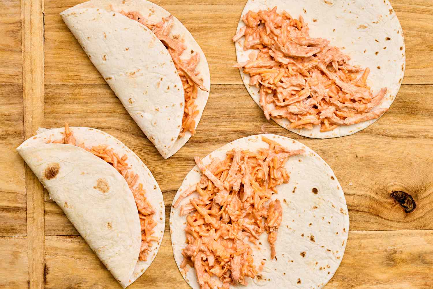 Mélange de poulet buffalo ajouté aux tortillas et plié en deux