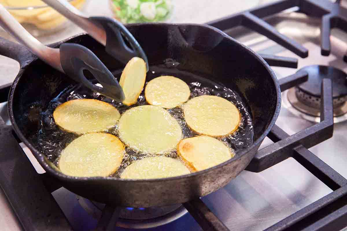 frire les pommes de terre dans l'huile pour la tortilla espagnole