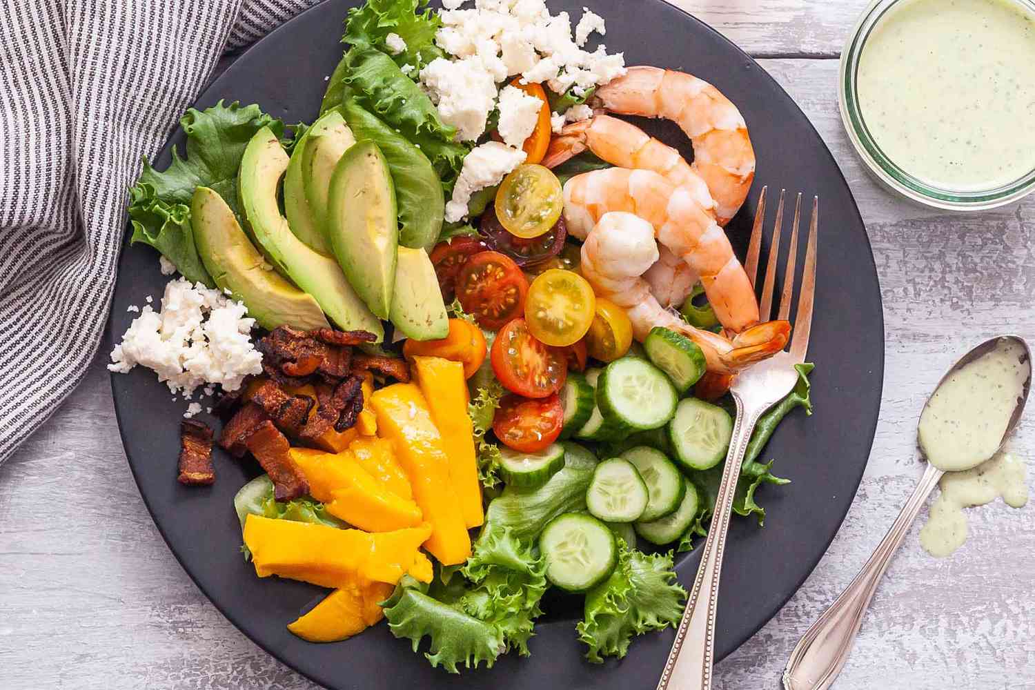 Salade Cobb aux Crevettes dans une assiette