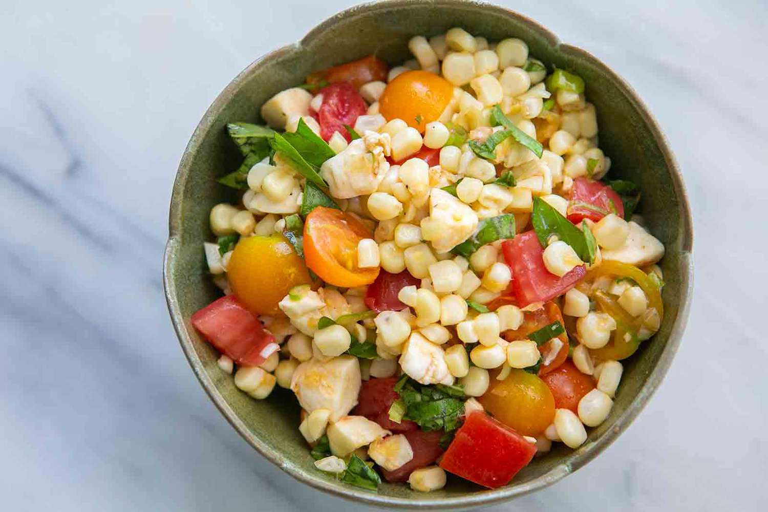 Salade de Maïs Caprese dans un bol.