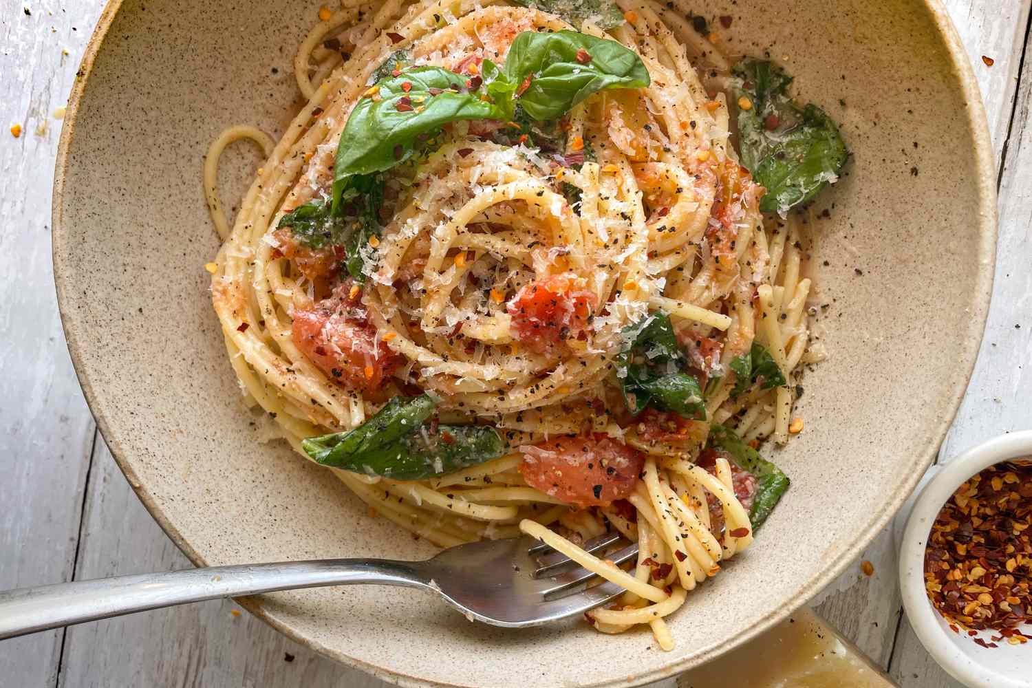 Bol de pâtes à la sauce tomate sans cuisson avec une fourchette