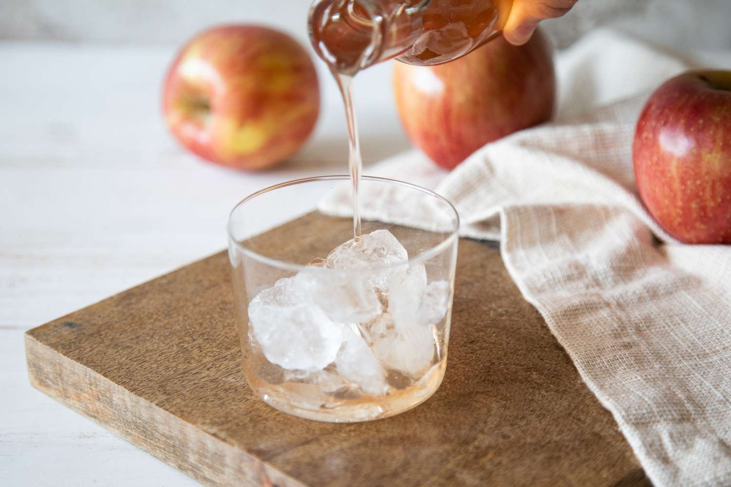 Sirop simple aux coeurs de pomme épicés dans une tasse en verre