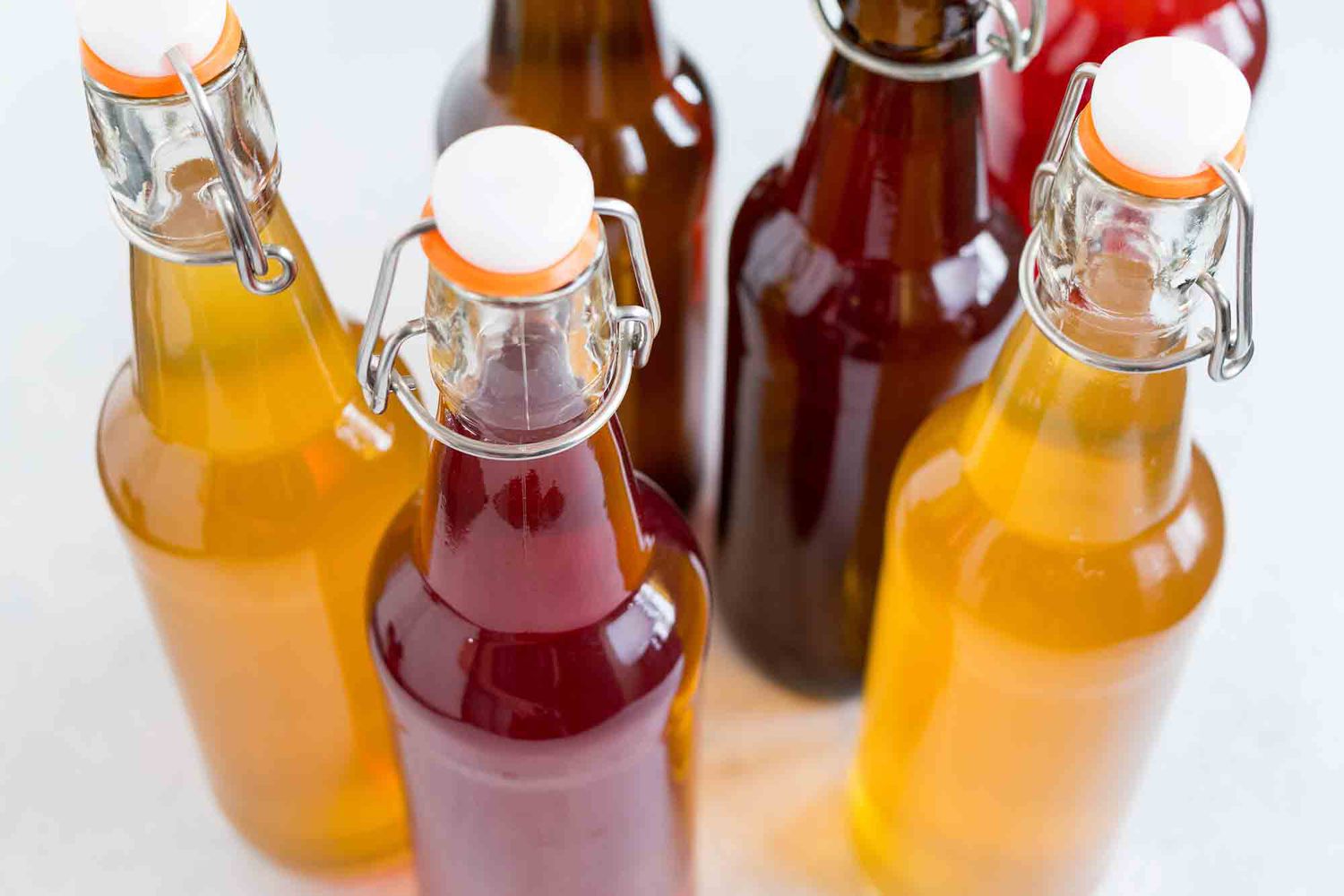 Bocaux remplis de kombucha avec les couvercles flip sur le dessus