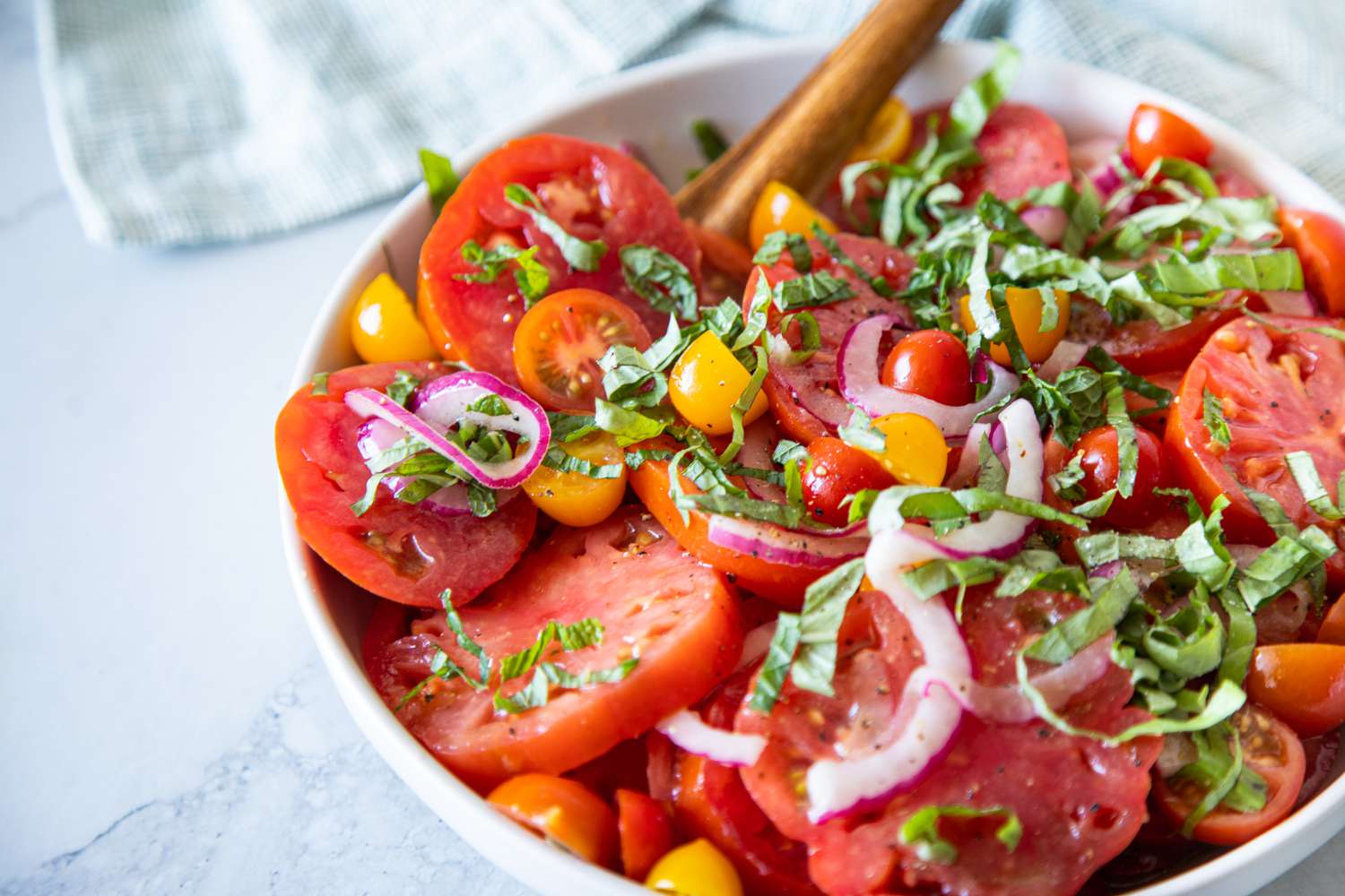 Bol de Salade de Tomates d'Été Simple avec une Cuillère de Service