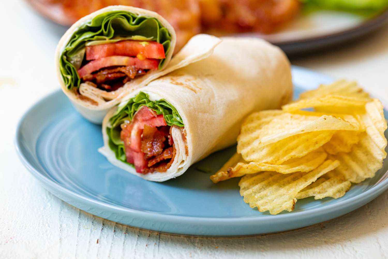 Wraps BLT sur une assiette avec des Chips