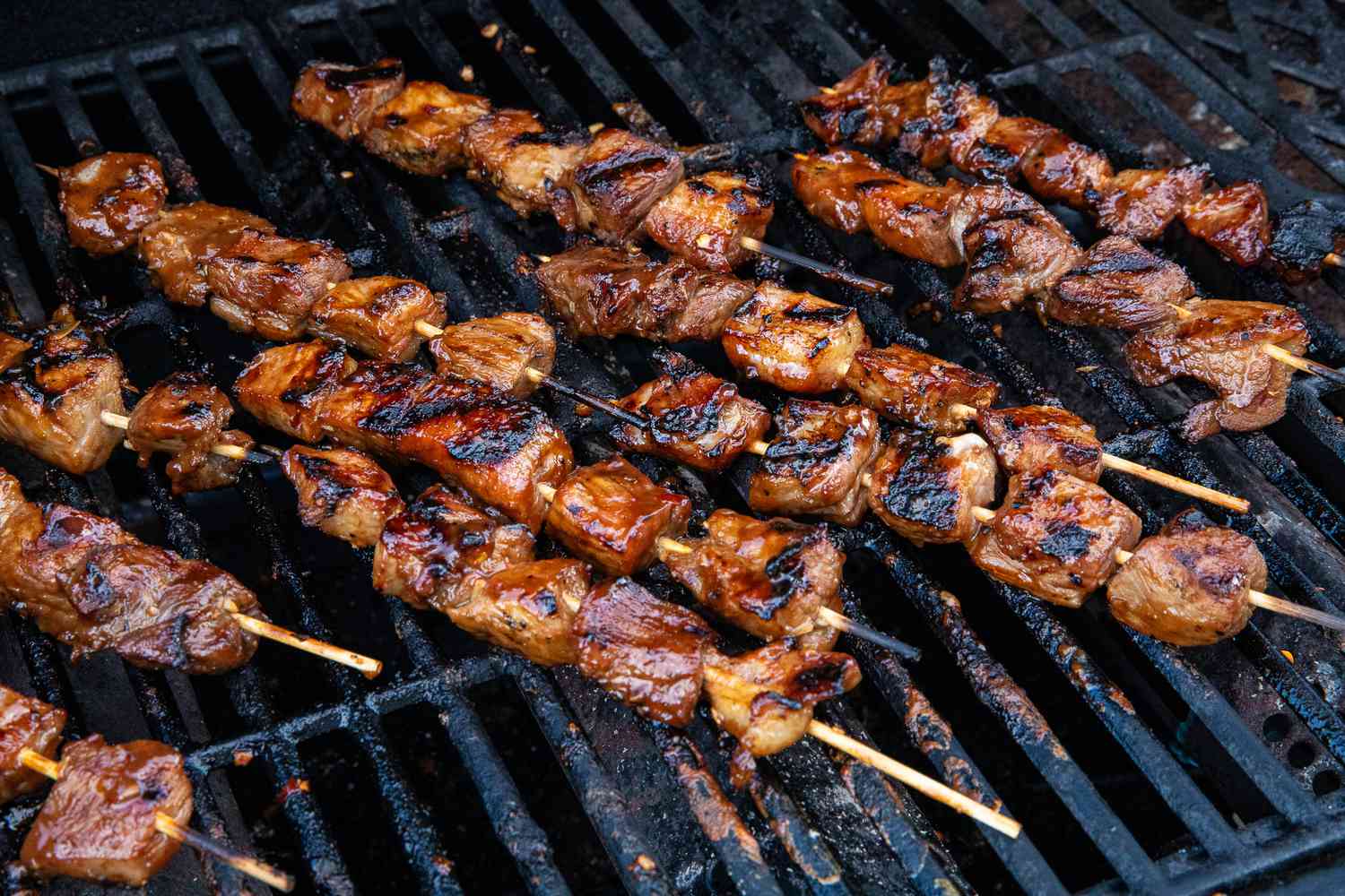 brochettes de porc grillées avec glaçage sur le grill