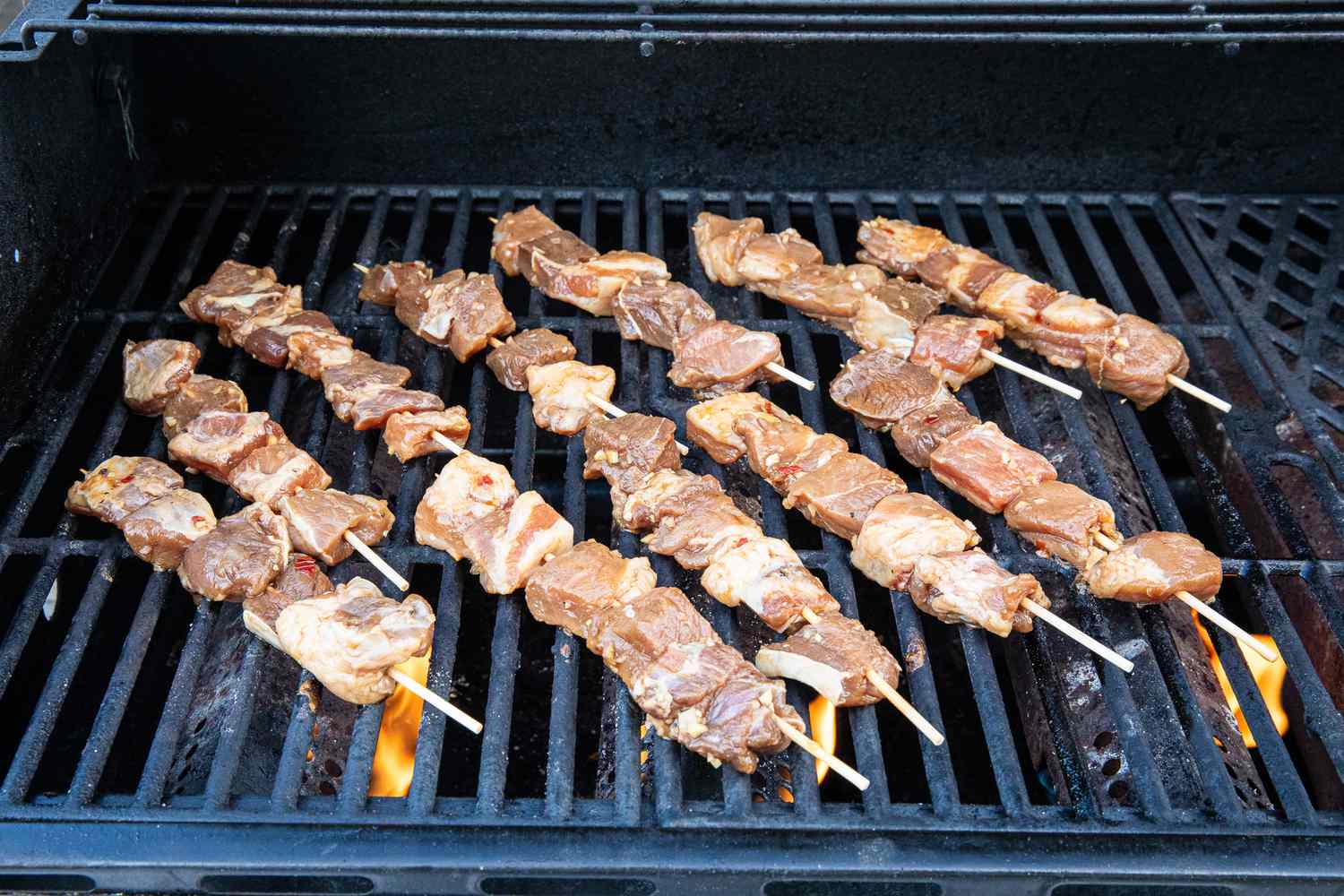 brochettes de porc sur un grill